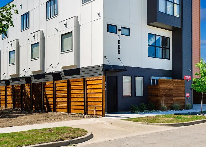 Holiday home Incredible New Modern Magnolia Townhome *