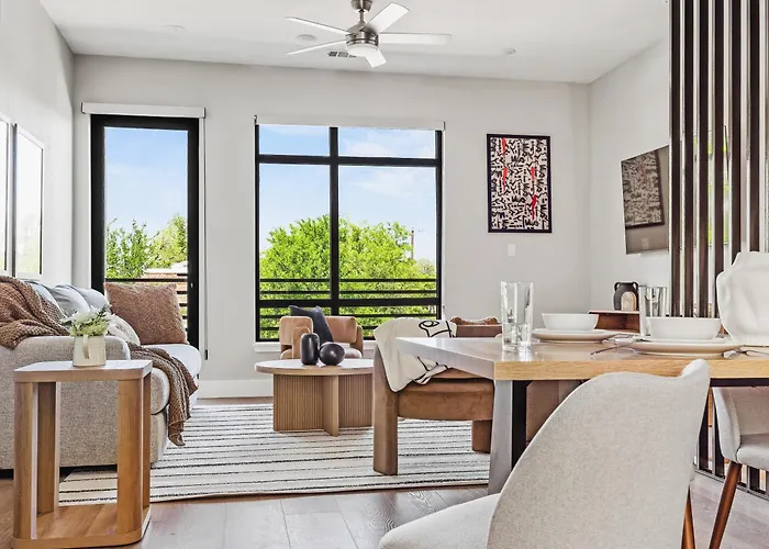Holiday home Incredible New Modern Magnolia Townhome
