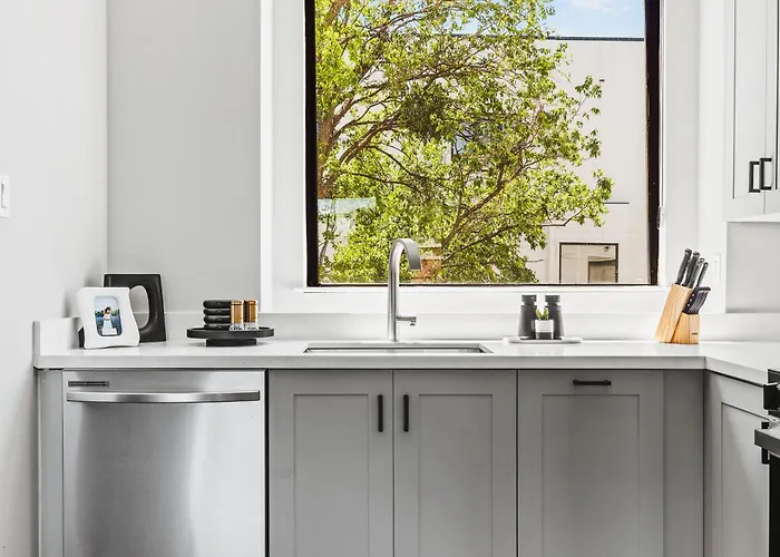 Holiday home Incredible New Modern Magnolia Townhome